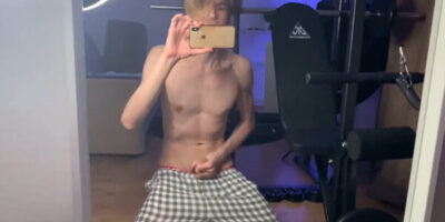 เกย์ฝรั่งชักว่าวโชว์ควย หน้าตาโคตรดีอย่างกับดาราท่านหนึ่ง